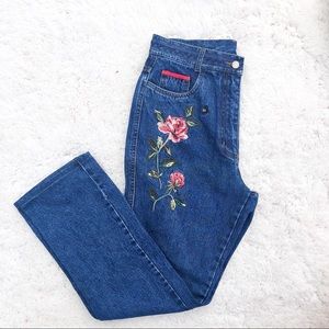High Wasted Embroidered Mom Jeans 🤩